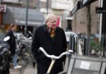 Amsterdam 19 januari 2019
Huub Oosterhuis doet boodschappen op de cornelis schuytstraat.