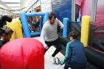 Beverwijk 22 december 2018
Rafael v d Vaart Damian Jesslynn en zijn vriendin Estavana Polman in het winkelcentrum waar Rafael zijn moeder Lolita een winkel heeft . Ze hebben geld opgehaald met veiling voor het ZZF.