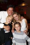 Zeist 23 december 2018
Hans Wendy Steven Osacr en Renzo Kazan met hun vrouwen en kinderen in het Fyji Hotel. Renzo en zijn vrouw Mara met hun twee kinderen