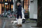 Amsterdam 12 januari 2019
Saskia Noort gaat met haar hondje naar slagerij v Dam.
