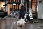 Amsterdam 12 januari 2019
Saskia Noort gaat met haar hondje naar slagerij v Dam.