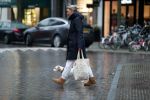 Amsterdam 12 januari 2019
Saskia Noort gaat met haar hondje naar slagerij v Dam.