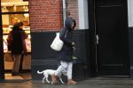 Amsterdam 12 januari 2019
Saskia Noort gaat met haar hondje naar slagerij v Dam.