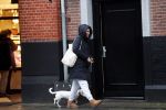 Amsterdam 12 januari 2019
Saskia Noort gaat met haar hondje naar slagerij v Dam.