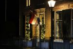 Naarden 12 januari 2020
Bij de dochter van Aart Staartjes , Saskia Meijer Staartjes en haar man Erik Meijer ( speelde destijds Pino) is de vlag uitgehangen omdat haar vader overleden is.