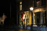 Naarden 12 januari 2020
Bij de dochter van Aart Staartjes , Saskia Meijer Staartjes en haar man Erik Meijer ( speelde destijds Pino) is de vlag uitgehangen omdat haar vader overleden is.