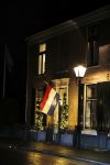 Naarden 12 januari 2020
Bij de dochter van Aart Staartjes , Saskia Meijer Staartjes en haar man Erik Meijer ( speelde destijds Pino) is de vlag uitgehangen omdat haar vader overleden is.