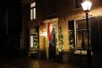 Naarden 12 januari 2020
Bij de dochter van Aart Staartjes , Saskia Meijer Staartjes en haar man Erik Meijer ( speelde destijds Pino) is de vlag uitgehangen omdat haar vader overleden is.