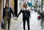 Amsterdam 23 december 2019
Estelle Cruijff met haar nieuwe vriend Mo op de cornelis schuytstraat.