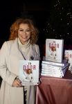 Bunnik 4 februari 2021
Boekpresentatie Antje Monteiro . Romy ontvangt het eerste boek.