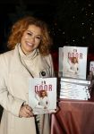 Bunnik 4 februari 2021
Boekpresentatie Antje Monteiro . Romy ontvangt het eerste boek.