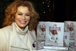Bunnik 4 februari 2021
Boekpresentatie Antje Monteiro . Romy ontvangt het eerste boek.