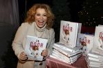 Bunnik 4 februari 2021
Boekpresentatie Antje Monteiro . Romy ontvangt het eerste boek.