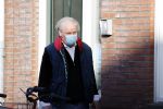 Aalsmeer 13 januari 2021
Nick Dijkman aan de deur bij Bonnie st Claire.
Haar man Arne Jan Jongebloed doet boodschappen