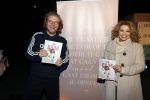 Bunnik 4 februari 2021
Boekpresentatie Antje Monteiro . Romy ontvangt het eerste boek. Bastiaan Ragas