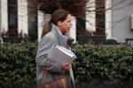 Rotterdam 3 januari 2020
Carola Schouten verlaat om 12 uur haar huis . 2 minuten later vertrekt haar nieuwe vriend met koffer haar huis.