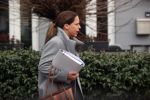Rotterdam 3 januari 2020
Carola Schouten verlaat om 12 uur haar huis . 2 minuten later vertrekt haar nieuwe vriend met koffer haar huis.