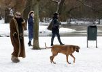 Amsterdam 9 februari 2021
Claudia Schoemacher met hond in het vondelpark. Het vondelpark is wit van de sneeuw.