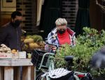 Amsterdam 15 januari 2021
Connie Witteman en haar zoon Marvin Breukhoven doen boodschappen