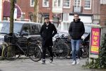 Amsterdam 26 januari 2021
Davy Klaassen met een kennis op straat in Amsterdam zuid. Davy woont in een appartement in Amsterdam zuid.