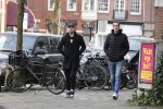 Amsterdam 26 januari 2021
Davy Klaassen met een kennis op straat in Amsterdam zuid. Davy woont in een appartement in Amsterdam zuid.