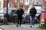 Amsterdam 26 januari 2021
Davy Klaassen met een kennis op straat in Amsterdam zuid. Davy woont in een appartement in Amsterdam zuid.