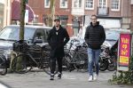 Amsterdam 26 januari 2021
Davy Klaassen met een kennis op straat in Amsterdam zuid. Davy woont in een appartement in Amsterdam zuid.