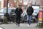 Amsterdam 26 januari 2021
Davy Klaassen met een kennis op straat in Amsterdam zuid. Davy woont in een appartement in Amsterdam zuid.