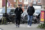 Amsterdam 26 januari 2021
Davy Klaassen met een kennis op straat in Amsterdam zuid. Davy woont in een appartement in Amsterdam zuid.