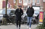 Amsterdam 26 januari 2021
Davy Klaassen met een kennis op straat in Amsterdam zuid. Davy woont in een appartement in Amsterdam zuid.