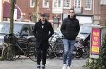 Amsterdam 26 januari 2021
Davy Klaassen met een kennis op straat in Amsterdam zuid. Davy woont in een appartement in Amsterdam zuid.