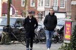 Amsterdam 26 januari 2021
Davy Klaassen met een kennis op straat in Amsterdam zuid. Davy woont in een appartement in Amsterdam zuid.