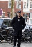 Amsterdam 26 januari 2021
Davy Klaassen met een kennis op straat in Amsterdam zuid. Davy woont in een appartement in Amsterdam zuid.