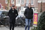Amsterdam 26 januari 2021
Davy Klaassen met een kennis op straat in Amsterdam zuid. Davy woont in een appartement in Amsterdam zuid.