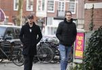 Amsterdam 26 januari 2021
Davy Klaassen met een kennis op straat in Amsterdam zuid. Davy woont in een appartement in Amsterdam zuid.