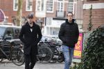 Amsterdam 26 januari 2021
Davy Klaassen met een kennis op straat in Amsterdam zuid. Davy woont in een appartement in Amsterdam zuid.