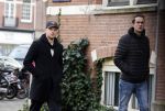 Amsterdam 26 januari 2021
Davy Klaassen met een kennis op straat in Amsterdam zuid. Davy woont in een appartement in Amsterdam zuid.