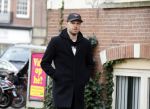Amsterdam 26 januari 2021
Davy Klaassen met een kennis op straat in Amsterdam zuid. Davy woont in een appartement in Amsterdam zuid.