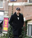 Amsterdam 26 januari 2021
Davy Klaassen met een kennis op straat in Amsterdam zuid. Davy woont in een appartement in Amsterdam zuid.