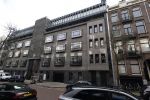 Amsterdam 26 januari 2021
Davy Klaassen met een kennis op straat in Amsterdam zuid. Davy woont in een appartement in Amsterdam zuid.