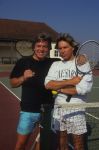 Weston, Connecticut. Engeland 18 Mei 1989]Dominic Grant en Scott Fitzgerald  op de tennisbaan 
Dominic rijdt met een Rolls Royce