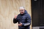 Amsterdam 30 april 2021
Dries Roelvink op de pc hooftstraat waar alle winkels dicht getimmerd zijn ivm verwachte rellen en plunderingen