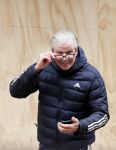 Amsterdam 30 april 2021
Dries Roelvink op de pc hooftstraat waar alle winkels dicht getimmerd zijn ivm verwachte rellen en plunderingen