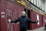 Amsterdam 30 april 2021
Dries Roelvink op de pc hooftstraat waar alle winkels dicht getimmerd zijn ivm verwachte rellen en plunderingen