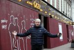 Amsterdam 30 april 2021
Dries Roelvink op de pc hooftstraat waar alle winkels dicht getimmerd zijn ivm verwachte rellen en plunderingen