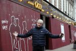 Amsterdam 30 april 2021
Dries Roelvink op de pc hooftstraat waar alle winkels dicht getimmerd zijn ivm verwachte rellen en plunderingen