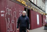 Amsterdam 30 april 2021
Dries Roelvink op de pc hooftstraat waar alle winkels dicht getimmerd zijn ivm verwachte rellen en plunderingen