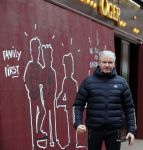 Amsterdam 30 april 2021
Dries Roelvink op de pc hooftstraat waar alle winkels dicht getimmerd zijn ivm verwachte rellen en plunderingen