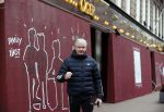 Amsterdam 30 april 2021
Dries Roelvink op de pc hooftstraat waar alle winkels dicht getimmerd zijn ivm verwachte rellen en plunderingen