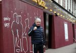 Amsterdam 30 april 2021
Dries Roelvink op de pc hooftstraat waar alle winkels dicht getimmerd zijn ivm verwachte rellen en plunderingen